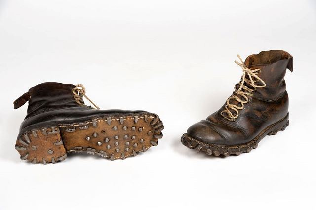 Paire de chaussures d'alpinisme, 1ère moitié du 20e siècle (avant 1934) © Collection musée Alpin Chamonix Photo Eric Courcier
