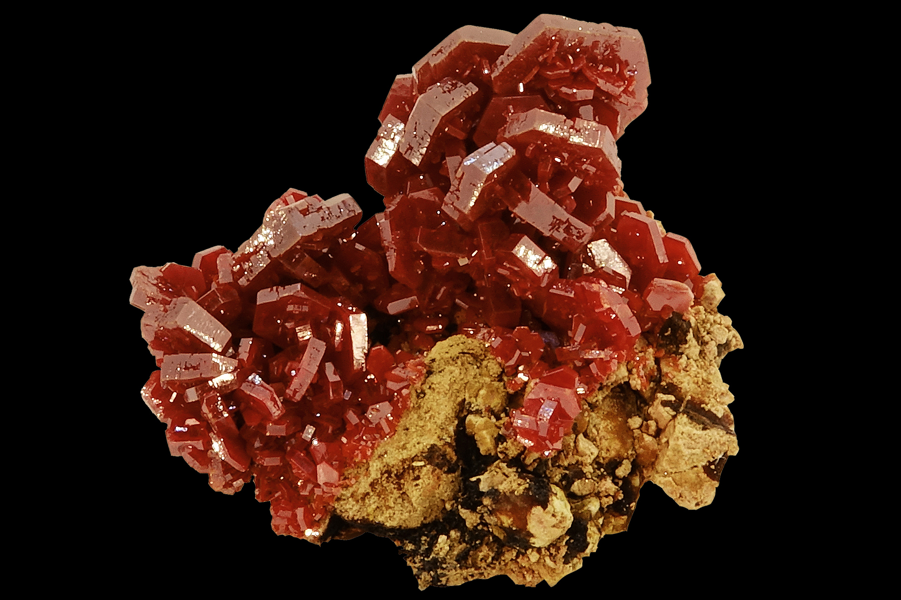 Muséedes Cristaux, Vanadinite du Maroc ©Commune Chamonix legs Jouty MJ-327