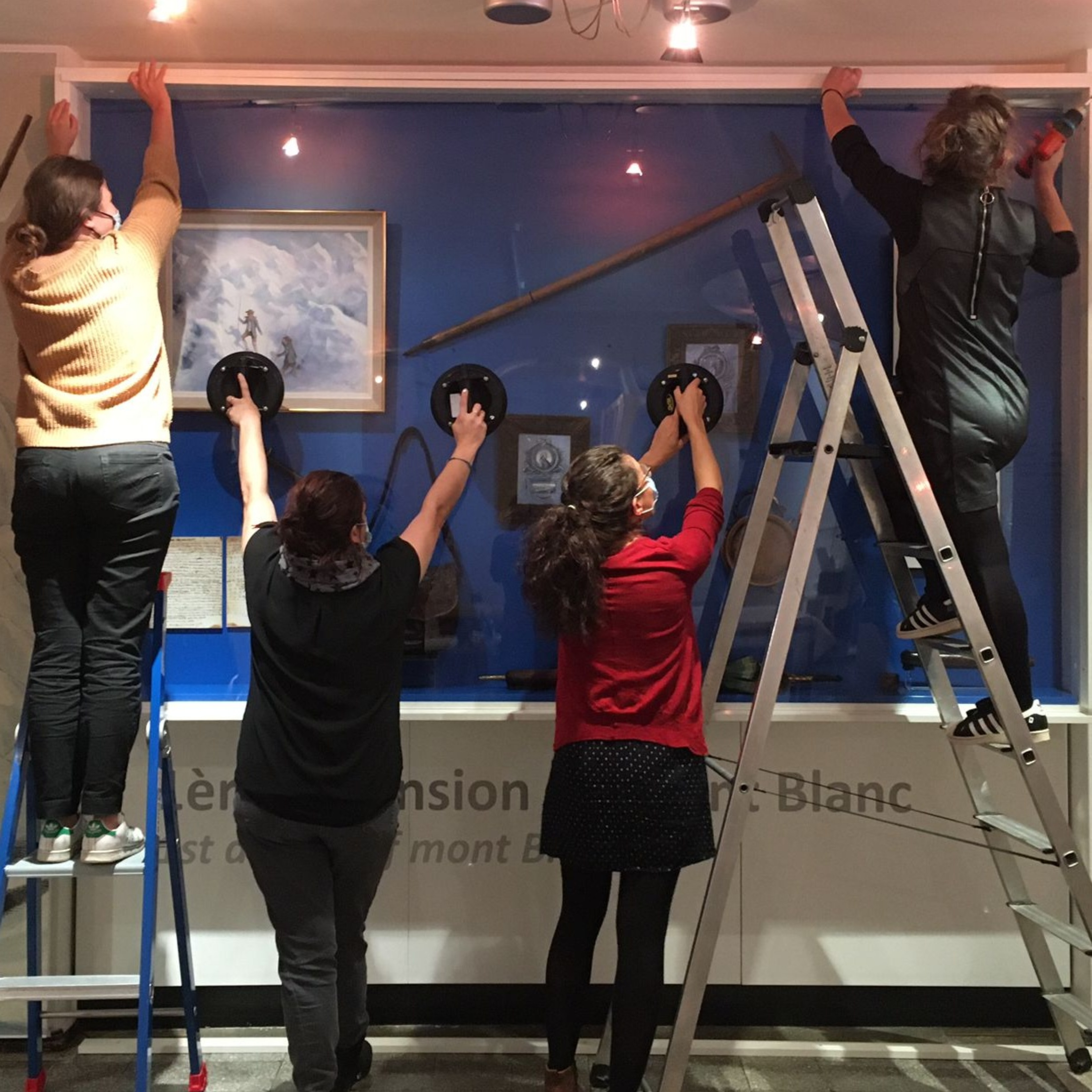 Démontage de la vitrine de la 1ère ascension du mont Blanc à l'aide de ventouses