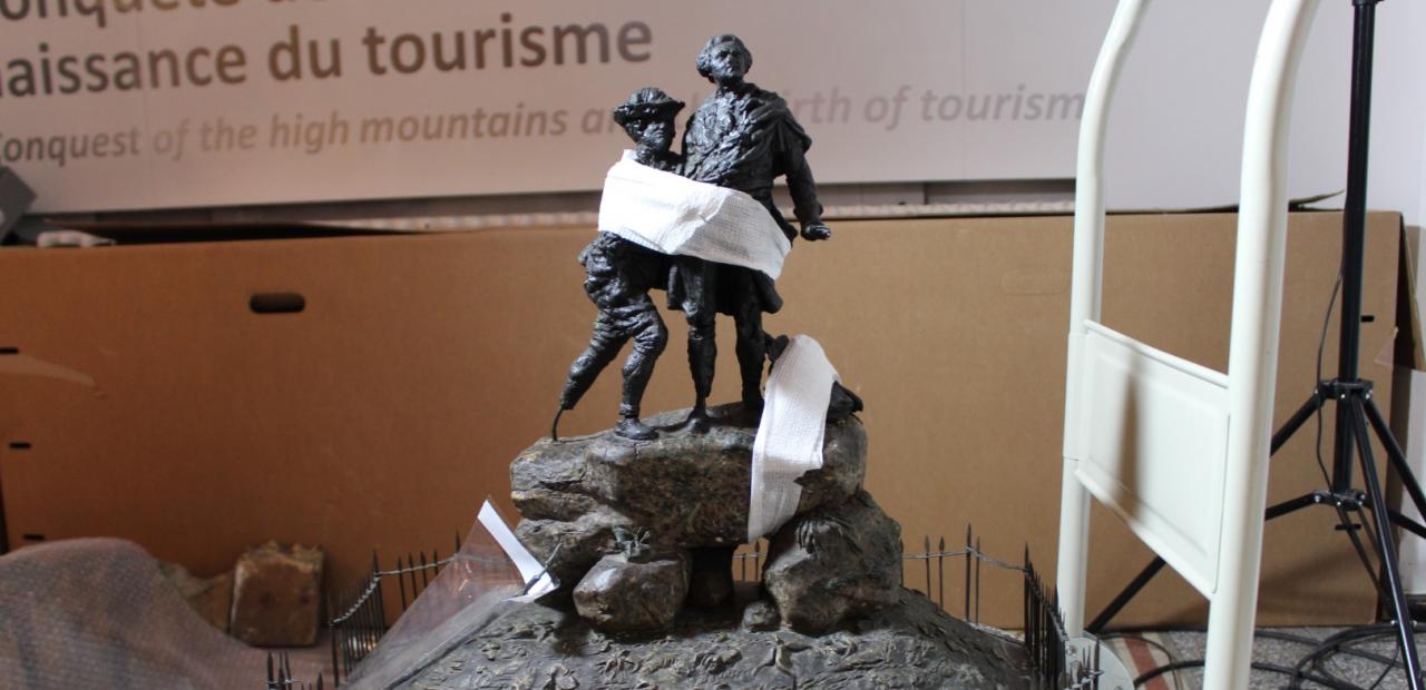 Maquette de la statue de Balmat et De Saussure restaurée avant déménagement