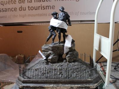 Maquette de la statue de Balmat et De Saussure restaurée avant déménagement