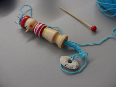 Atelier tricotin et compagnie ©musée Montagnard Exemple de tricotin ©musée Montagnard